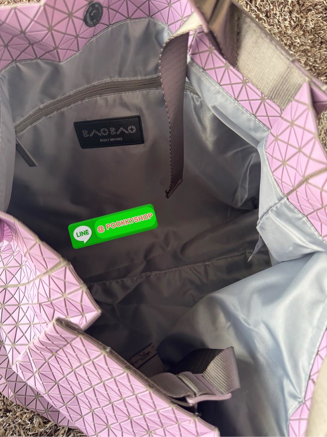 Baobao Issey Miyake Cart geometric L tote bag รูปทรงที่สร้างขึ้นโดยบังเอิญ' เสื้อผ้าที่มีโครงสร้างและได้รับการออกแบบทางวิศวกรรมอันเป็นเอกลักษณ์ของแบรนด์ ส่งต่อไปยังเครื่องประดับที่น่าประทับใจและไร้กาลเวลาเหล่านี้ กระเป๋าโท้ต Cart ประดิษฐ์ขึ้นจากการตั