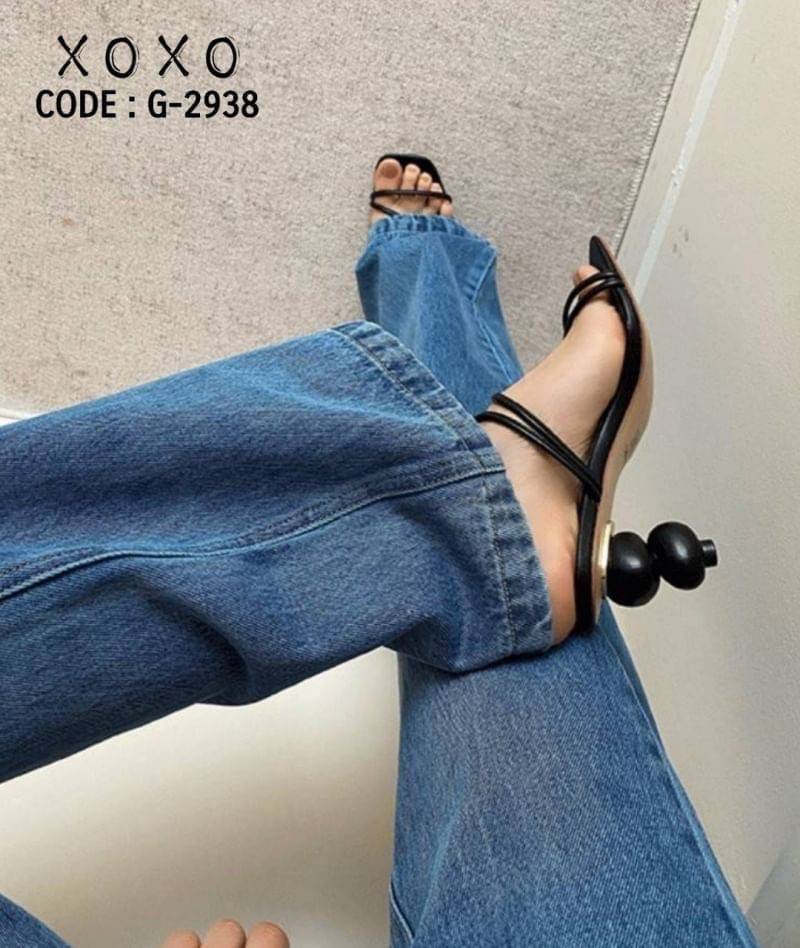 สินค้าพร้อมส่ง สไตล์ : เกาหลี งานสวม งานเก๋ๆ แอดมินบอกไว้เลยต้องมีจร้า คือเลิศ วัสดุ PU แต่งส่ยคาด ตามภาพ สวมใส่ง่าย น้ำหนักเบา ส้นเก๋มาก แมทส์ชุดลุคทันสมัย สาวเก๋ๆ