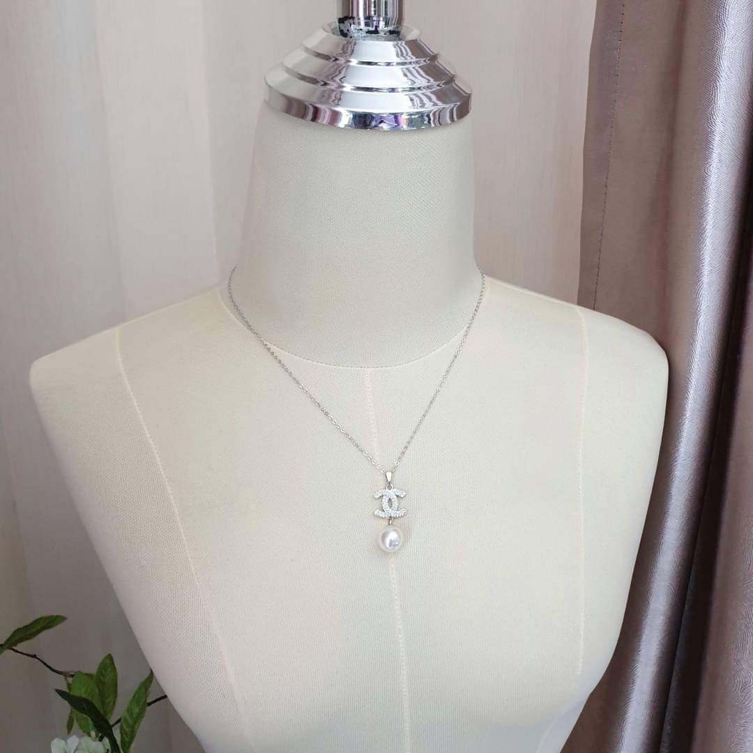 New Arrival !!! Chanel Necklace & Earring สร้อยคอและต่างหูชาแนล งานเพชร CZ แท้ฝังละเอียด รับรองงานสวยมากกกกก ดูหรู ดูผู้ดีสุดๆ งานดี คุณภาพดีมากๆมากๆคะรับประกันความพอใจเลยค่ะ ตัวเรือนสีเงินเงา ไฮโซมากค่ะ คอนเฟิม !!!!! งานชุบ 18KGP ไม่ลอกไม่ดำ Made in Kore