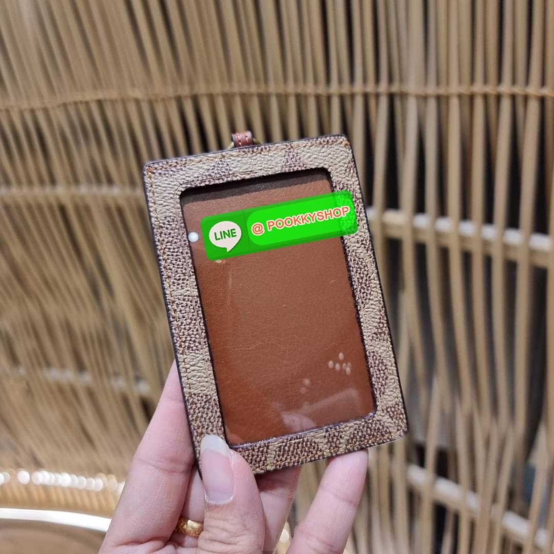 กระเป๋าใส่บัตรคล้องคอ Coach card holder ราคาพิเศษสุดๆ!!! ของหายาก!! ง่ายๆแบบไม่ธรรมดา!! คลาสสิคแต่มีดีเทลโดดเด่น!! กระเป๋าถนอมบัตร พร้อมสายคล้องคอ ดีไซน์ลวดลายสวย ดูดีทุกแบบ ใช้งานง่าย พกพาสะดวก จะใส่บัตรพนักงาน บัตรเครดิต บัตรปชช. ใบขับขี่ และบัตรอื่นๆที