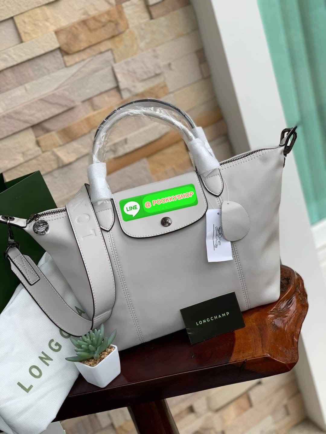 Longchamp LE PLIAGE CUIR TOP HANDLE BAG S เรียกว่าเป็นกระเป๋าอีกหนึ่งรุ่นที่ไม่ว่ายังไงก็ฮอตฮิตและติดเทรนด์ตลอดไม่เคยเปลี่ยนกับ ทรง Le Pliage Cuir หนึ่งในตระกูลกระเป๋าสุดไอคอนิกจากแบรนด์ เมื่อรุ่น Le Pliage Cuir ในรูปแบบของหนังแกะ Metis ได้ถือกำเนิดขึ้นใน