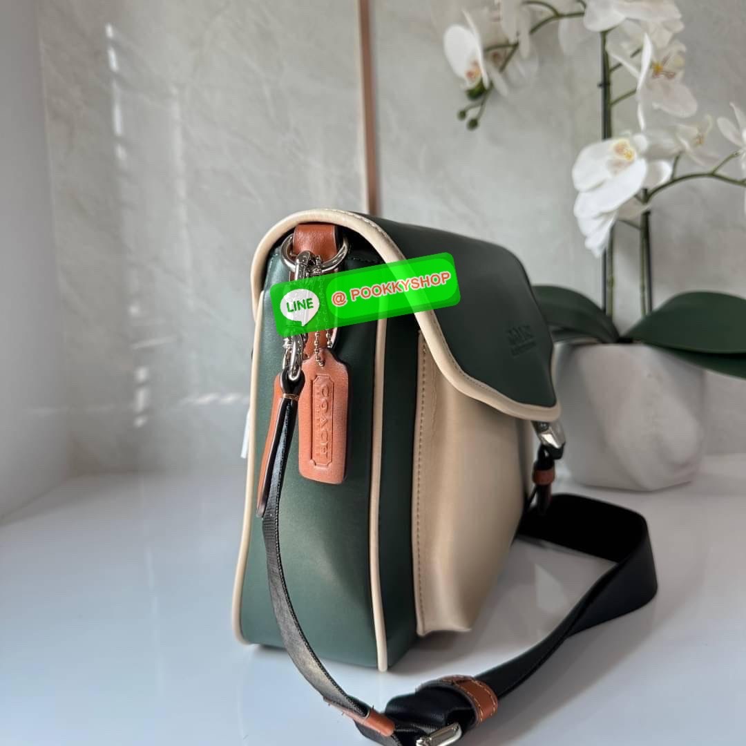 COACH CHARTER MESSENGER IN COLORBLOCK (CH755) กระเป๋าสะพายข้างผู้ชายคอลเลคชั่นใหม่ วัสดุหนังแท้ทั้งใบ เปิดปิดกระเป๋าแบบตัวกดล็อค ด้านในมีช่องหลัก 2 ช่อง ด้านหลังมีช่องซิป 1 ช่อง สายสะพายปรับระดับได้ รุ่นนี้สะพายไปเที่ยวหรือสะพายไปทำงาน ดูดีมากค่ะ