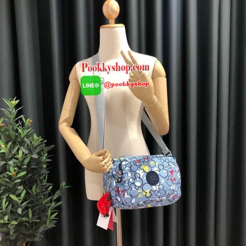 Kipling Disney's Mickey Mouse กระเป๋าสะพายทรงสวย รุ่นยอดนิยมเลยค่ะ สายสะพายปรับระดับสั้น-ยาว เป็นกระเป๋าสะพายเฉียงลำตัวได้ค่ะ ช่องซิปเยอะค่ะ ใส่ของได้เป็นสัดส่วน จุสัมภาระได้ดีเลยค่ะ ทรงสวย สะพายน่ารักมาก ห้ามพลาดเลยค่ารุ่นนี้