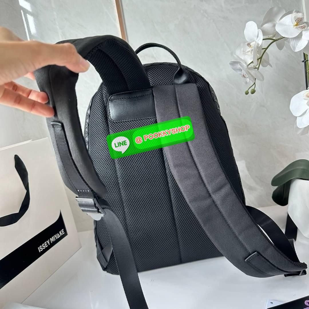 BAO BAO ISSEY MIYAKE KURO DAYPACK BACKPACK 🔖กระเป๋าเป้รุ่นฮอตทรงเรขาคณิตที่สุดในญี่ปุ่น KURO ภาษาญี่ปุ่นคือมาความเก๋ไก๋ เป็นกระเป๋าเป้ที่น้ำหนักแต่สามารถรับน้ำหนักได้ดี 🔖วัสดุ โพลียูรีเทน(Polyurethane) น้ำหนักเบา มีความแข็งแรง 🔖เปิ