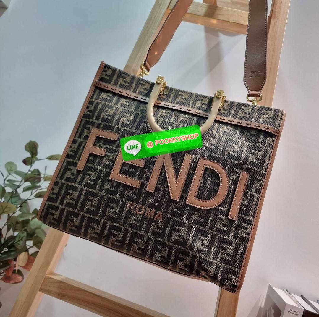 NEW IN!! FENDI SHOPPING TOTE BAG กระเป๋าถือ/สะพายไหล่ ทรงสวย หรู ดูโดดเด่น ดีไซน์ทันสมัย วัสดุผ้าท็อปแคนวาสปั๊มลายแบรนด์รอบใบ ภายในโล่งกว้างมาก มาพร้อมหูจับในตัวและสายสะพายไหล่ ใช้งานได้ 2IN1 ✔️ ใบนี้จุของได้เยอะมากๆ เหมาะกับสาวๆที่สัมภาระเยอะ หรือ