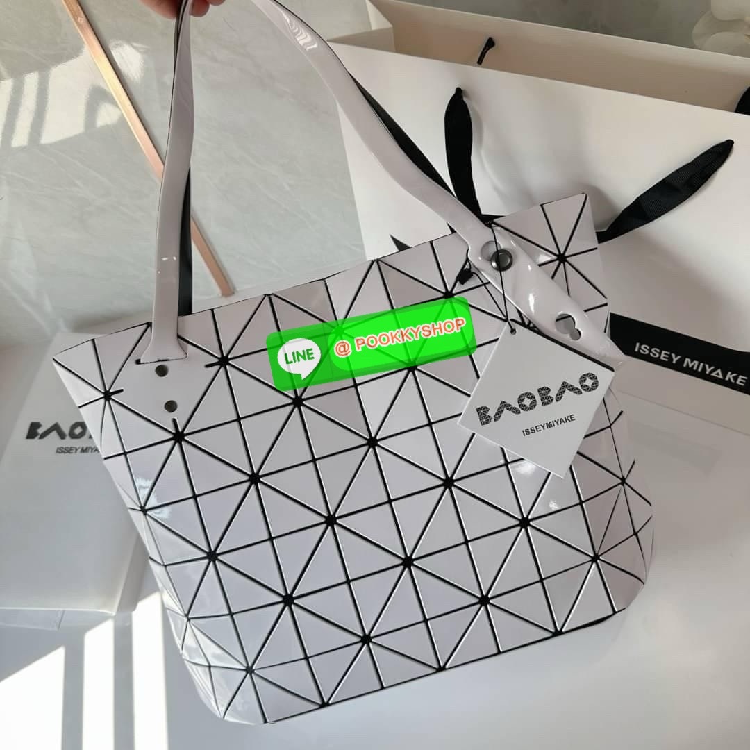 Bao bao Issey Miyake Rock Matte กระเป๋า Bao Bao ซีรีส์นี้จะเป็นทรงสี่เหลี่ยมผืนผ้าและทรงสี่เหลี่ยมจัตุรัส น้ำหนักเบา มีซิปปิดด้านบน ถือเป็นรุ่นที่เหมาะกับการใช้งานในชีวิตประจำวัน สามารถพับมุมและบริเวณด้านล่างของกระเป๋าเพื่อเพิ่มความสะดวกสบายในการใช้งาน ทั
