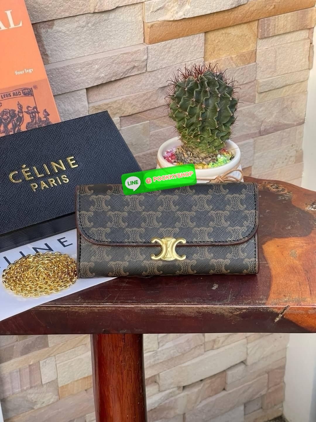 CELINE INSPIRED 2IN1 LONG WALLET ใครมีของที่ต้องจัดเก็บในปริมาณมาก จะต้องถูกใจกระเป๋าสตางค์ผู้หญิงใบนี้แน่นอน เนื่องจากมีช่องแยกย่อยสำหรับใส่ธนบัตร เหรียญ และบัตร รวมแล้วกว่า 10 ช่อง ให้คุณจัดเก็บของต่าง ๆ ได้เป็นสัดส่วน นอกจากนี้ ยังมีช่องใส่ของเบ็ดเตล็ด