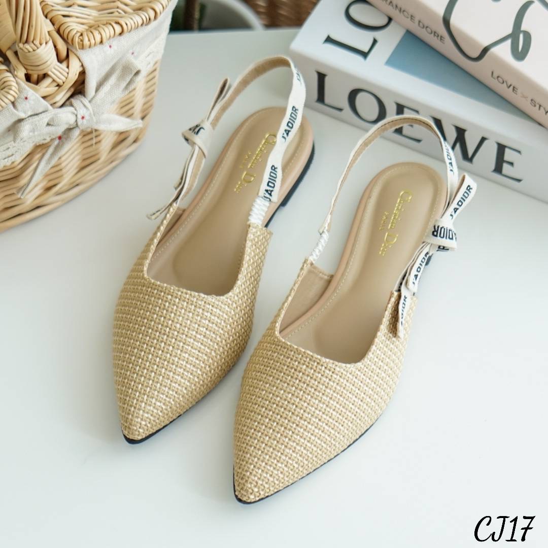 พร้อมส่ง รองเท้า D io r ตัวใหม่ ทรงสวมปิดหัวส้นแบน สายรัดส้นเป็นริบบิ้น งานปักโลโก้ วัสดุทำจากผ้ากระสอบซับหนังนิ่มด้านใน งานสวยมากค่ะ น่ารัก สุดๆ สีสวย พื้นปั้มแบรนด์