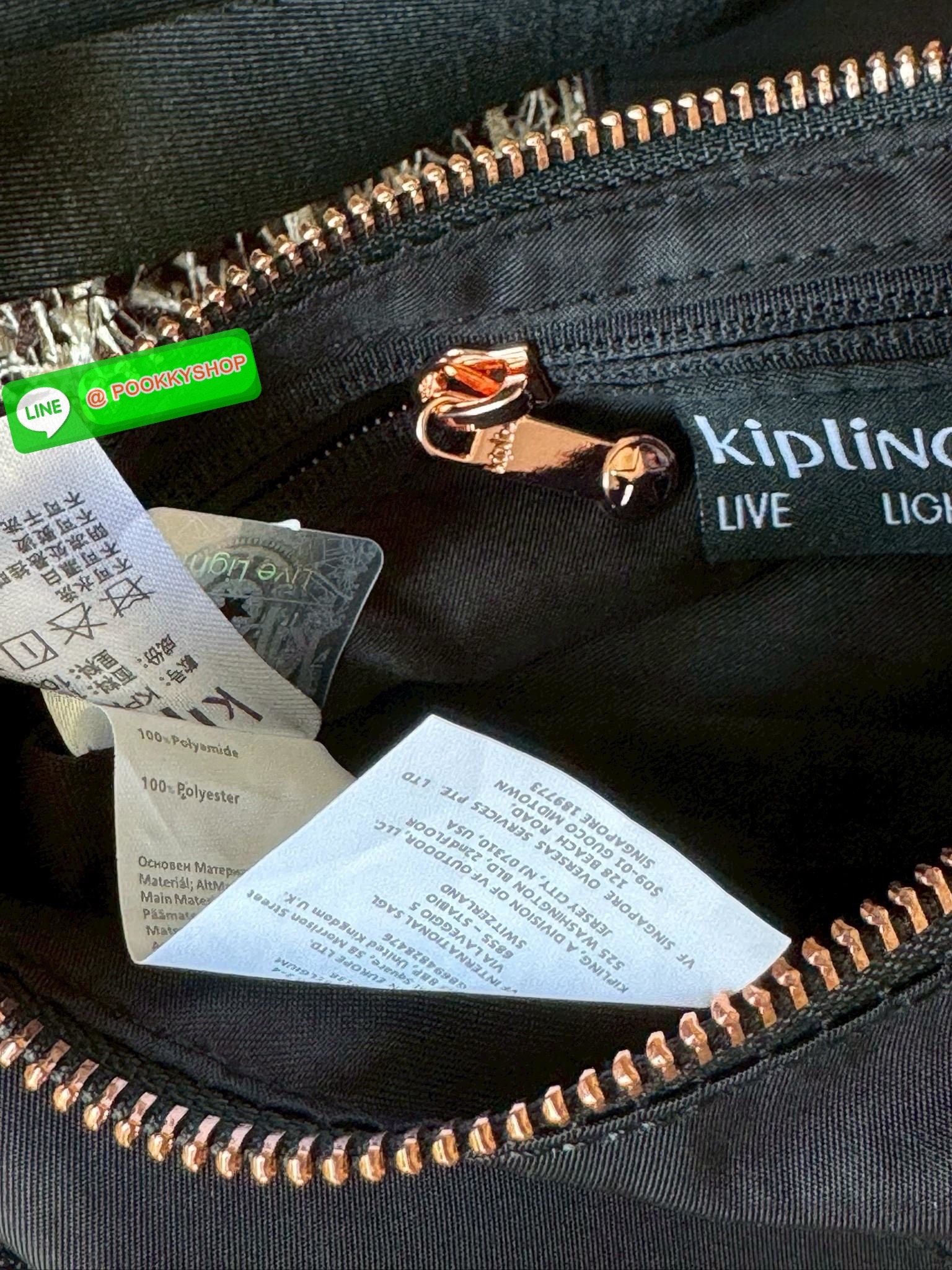 Kipling Syro Shoulder bag กระเป๋าในสไตล์มินิมอล แต่สามารถใส่สิ่งของได้ครบครัน มีทั้งช่องซิปภายในและนอก น้ำหนักเบา มีสายสะพายครอสบอดี้ได้