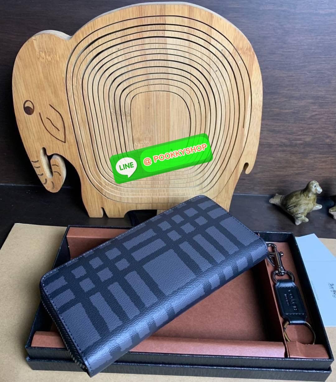 COACH ACCORDION ZIP WALLET IN SIGNATURE CANVAS กระเป๋าสตางค์ใบยาว ซิปรอบ ใช้งานง่าย ด้วยฟังค์ชั้น ด้านใน ใส่บัตรได้จุใจ มีช่องซิปใส่เหรียญตรงกลาง โดนใจหลายๆคนไปเรียบร้อยและคลาสสิค เรียบหรูดูแพงตลอดกาล ยกให้รุ่นนี้เลย