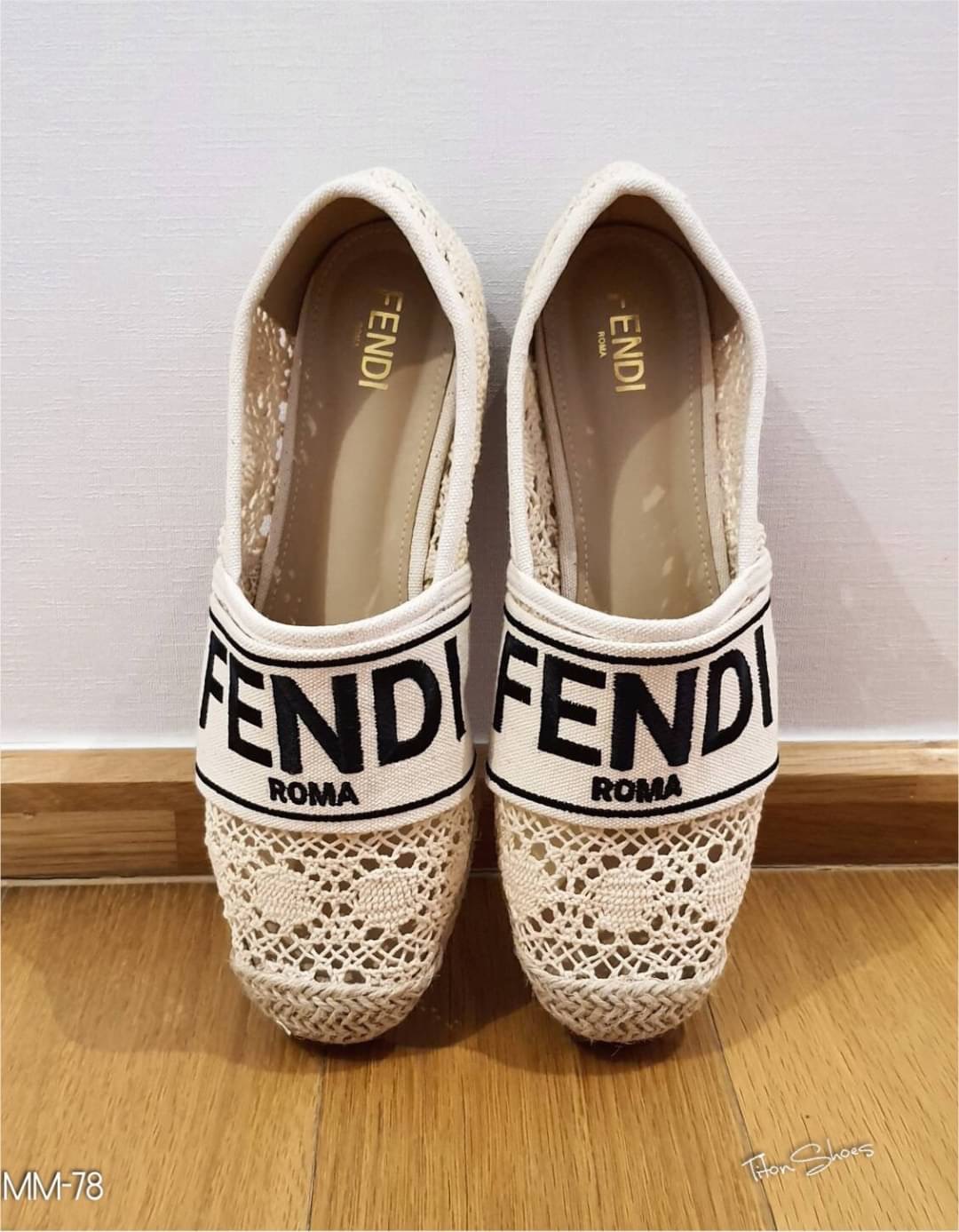 งานเข้าใหม่ เพิ่งมาค่ะ พร้อมส่ง คลอใหม่ สลิปออนงานลูกไม้คาด Fendi Roma น่ารักมากๆ รุ่นนี้ พื้นปั้มแบรนด์