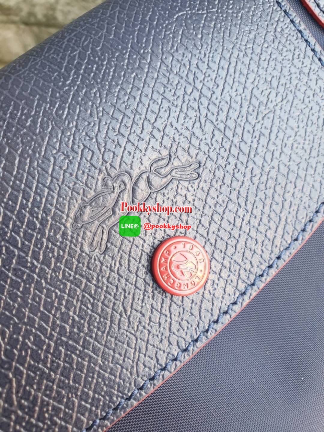 Longchamp Le Pliage Club Tote Bag Size L หูยาว วัสดุเนื้อผ้า Nylon Canvas เคลือบกันนำ้ ตัดด้วยหนังแท้ที่มีน้ำหนักเบา ดีไซน์เรียบง่ายแต่เต็มไปด้วยความคลาสสิก จนเป็นที่ชื่นชอบไปทั่วโลก Longchamp ปรับโฉม LE PLIAGE ด้วยการปักลายรูปม้า-ตราสัญลักษณ์ของแบรนด์บนผ