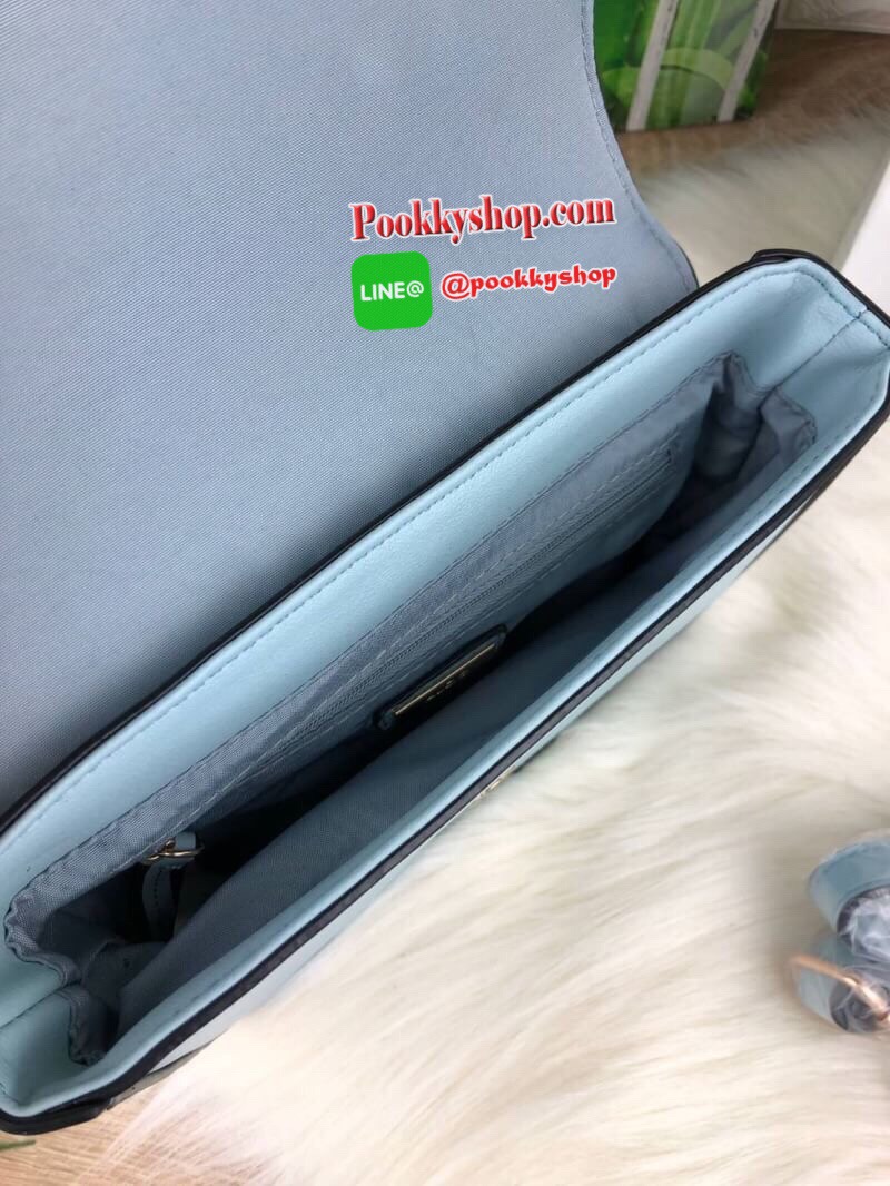 New!! ALDO FLORAL CROSSBODY BAG กระเป๋าทรงสวย ว่างอยู่ทรง เล่นสีตัดกันสวยงามและปักลาวลายดอกไม้สุดหวานอย่างลงตัว ด้านหน้าแต่งโลหะคล้ายเต้ากุญแจ เปิดปิดด้วยกระดุมแม่เหล็ก ด้านในมีช่องซิป 1 ช่อง มาพร้อมสายสะพายยาวถอดและปรับสายได้ รุ่นนี้คือน่ารักมากๆ แนะนำเล