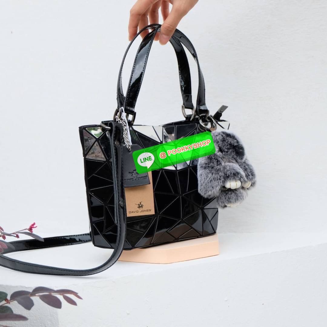 กระเป๋า ทรง Tote ตัวกระเป๋าเย็บติด ด้วยแผ่นอคิลิค สุดหรู ดีไซน์เกร๋ จุดเด่นที่ น้ำหนักเบา สามารถ ถือ หรือ สะพายไหล่ได้คะ ใบใหญุจุของคุ้ม แต่น้ำหนักเบาคะ มีใบเดียวจบ ควรมีติดตู้คะแนะนำเลย