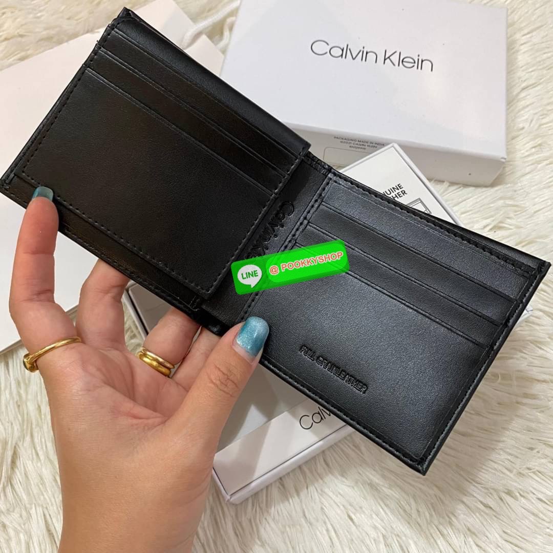 Calvin Klein Bifold Leather Short Wallet กระเป๋าสตางค์ใบสั้น และ ที่ใส่บัตรย่อยแบบเป็นสัดส่วน หนังดี นุ่มมือ รูปลักษณ์เรียบหรูแต่เท่ห์ตามแบบฉบับของแบรนด์Set นี้มาเท่าไรก็หมดคะ รีบจับจองนะคะ มาพร้อมถุงกระดาษแบรนด์และกล่องจ้า สุดคุ้มมอบให้เป็นของขวัญหรือใช้