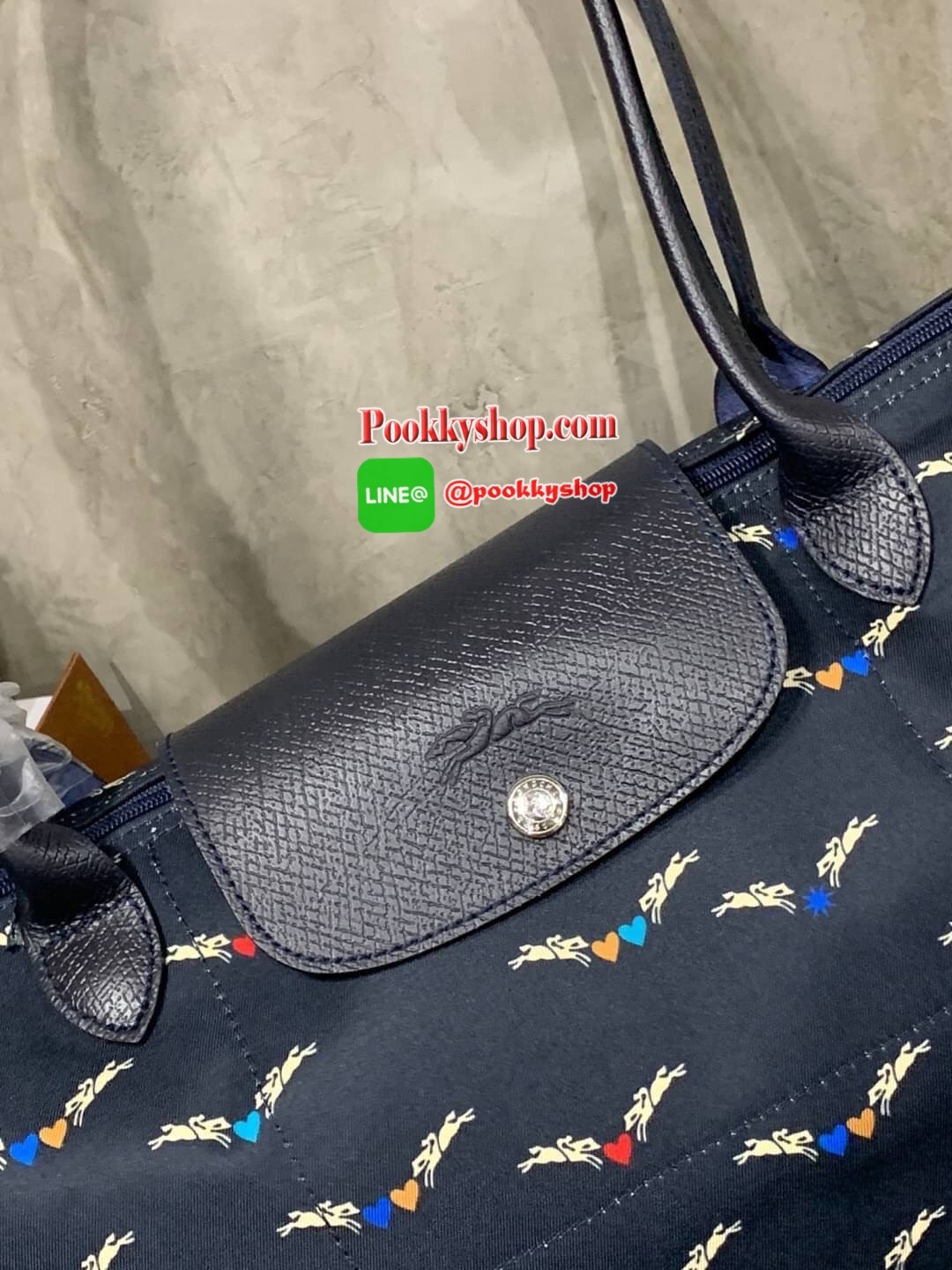 LONGCHAMP KOPEN LE PL CHEVAUX AILES TOTE BAG Size L รุ่นนี้มาพร้อมน้ำหนักที่เบาและความเป็นเฟมินีน จากการประดับกระเป๋าด้วยดาวและหัวใจดวงเล็กๆหลากสีสัน ล้อมรอบด้วยม้าอันเป็นสัญลักษณ์ของ Longchamp ดีไซน์นี้จึงเกิดเป็นรูปเสมือนนางฟ้าโดยการเปลี่ยนม้าให้เป็นปีก