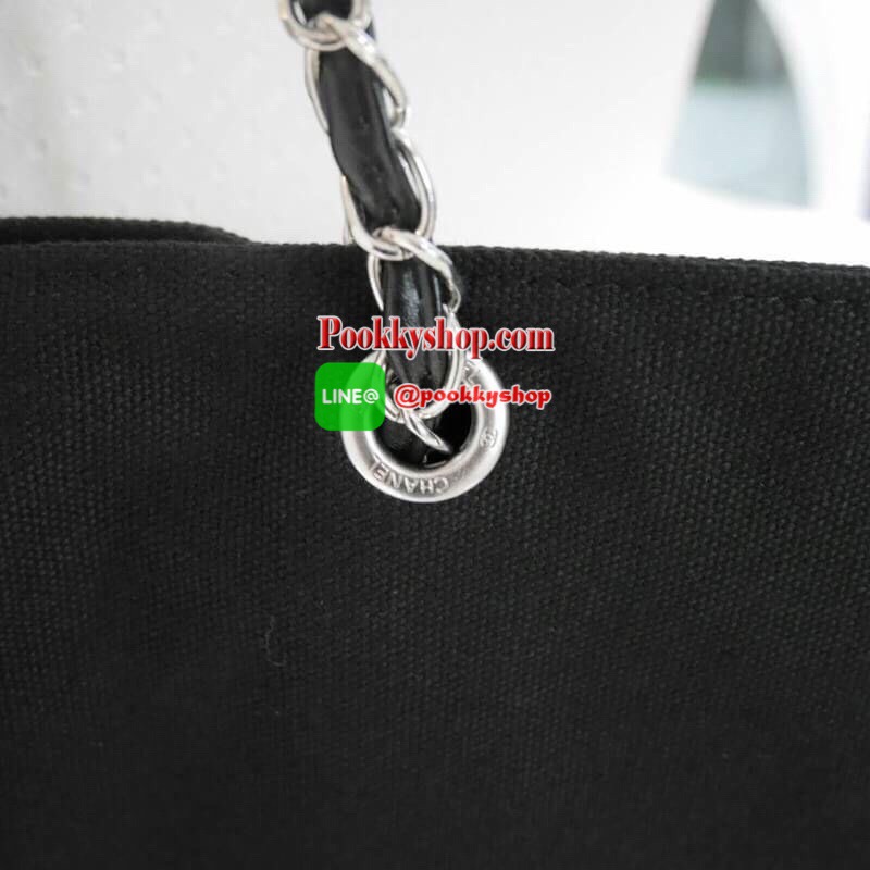 New Arrival!! พร้อมส่งที่ไทย ตามคำเรียกร้อง CHANEL VIP CANVAS TOTE BEAUTY GIFT TOTE CANVAS SILVER HARDWARE CHAIN STRAPS วัสดุทำจาก ผ้าแคนวาสหนา บุด้วยผ้าซับอีกชั้น ด้านหน้ามีโลโก้แบรนด์ ตรงอะไหล่ปั้มแบรนด์ทุกจุด ตัวสายทำจากโซ่ เรียบ หรู ดูดี ใส่ของได้เยอะ