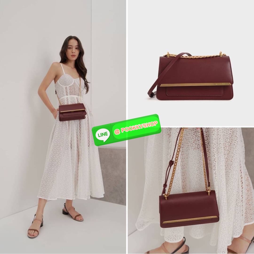 Charles & Keith Metallic Accent Evening Clutch กระเป๋าสะพายวางอยู่ทรงสวย สายโซ่ดีไซน์เก๋มากๆ สามารถสะพายแบบสายคู่/สายเดี่ยวแบบcrossbody ได้ เปิดปิดแบบตัวล็อกด้านหน้า เปิดมาจะมีช่องเล็กใส่บัตร/เหรียญได้ ช่องใหญ่ด้านในมีช่องซิปเล็ก 1 ช่อง ช่องใส่การ์ด 3 ช่อ