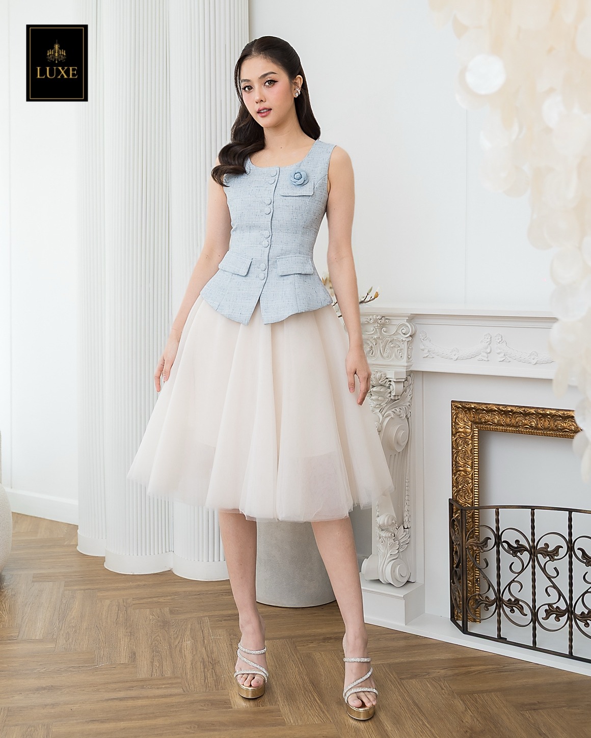 เสื้อแฟชั่น เสื้อกั๊กแขนกุด ติดกระดุมผ่าหน้า แต่งกระเป๋าและเข็มกลัดดอกไม้