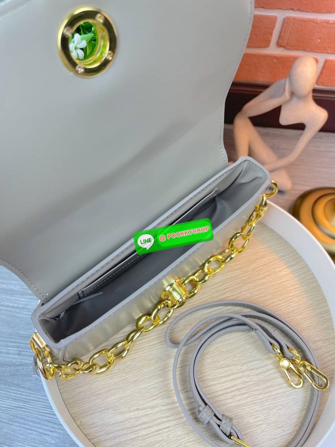 Charles & Keith Fabric Print Chain Shoulder Bag กระเป๋าถือ/สะพายทรงสวยหรู ด้านหน้ากระเป๋าแต่งผ้าปริ้วท์ลายสวยงาม หูหิ้วคล้องแขนเป็นแบบโซ่ทองหรูหรา ด้านหลังมีช่องใส่ของได้ เปิดปิดแบบตัวกดล็อก ด้านในจุของได้พอสมควรเช่น กระเป๋าเงินใบกลาง กุญแจรถ iPhone pro m