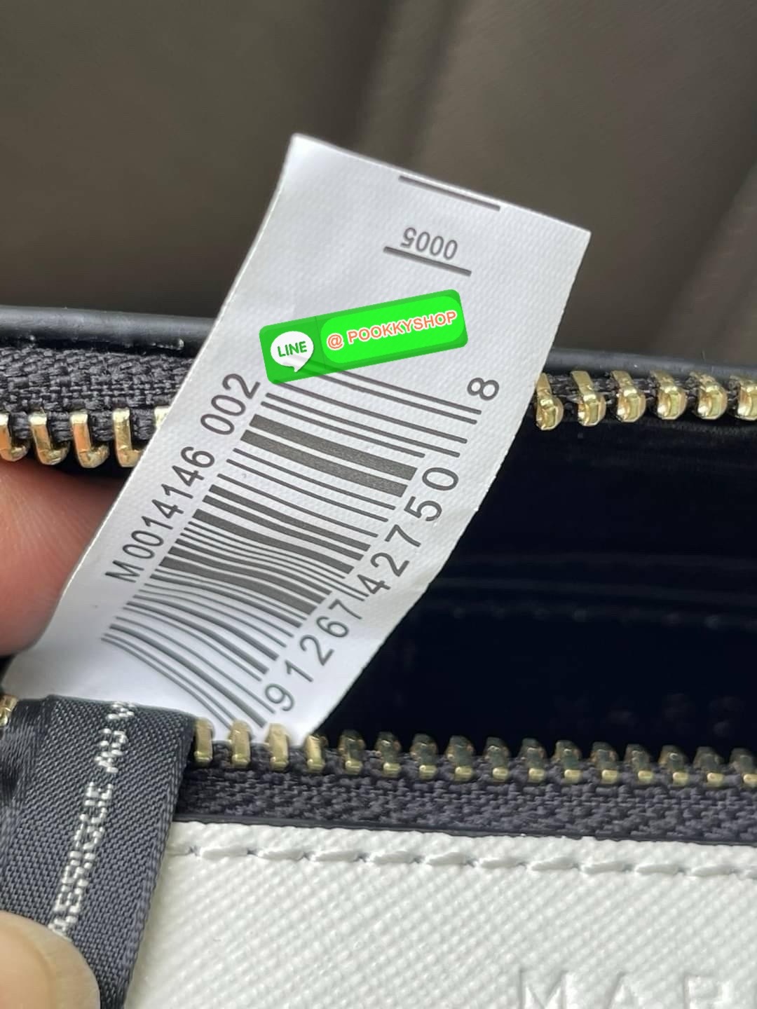 Marc Jacobs Snapshot Bag กระเป๋าแบรนด์ดังจากสัญชาติอเมริกัน นับได้ว่ารุ่นนี้เป็นรุ่นทรงฮิตของ marc jacobs เลยทีเดียว โดยด้านหน้ากระเป๋าจะเป็นโลโก้แบบโลหะที่เป็นสัญลักษณ์ของแบรนด์นี้ มาพร้อมสายสะพายที่จะสะพายยังไงก็ดูโดดเด่น เพราะขนาดใหญ่ที่สกรีนตัวอักษร m