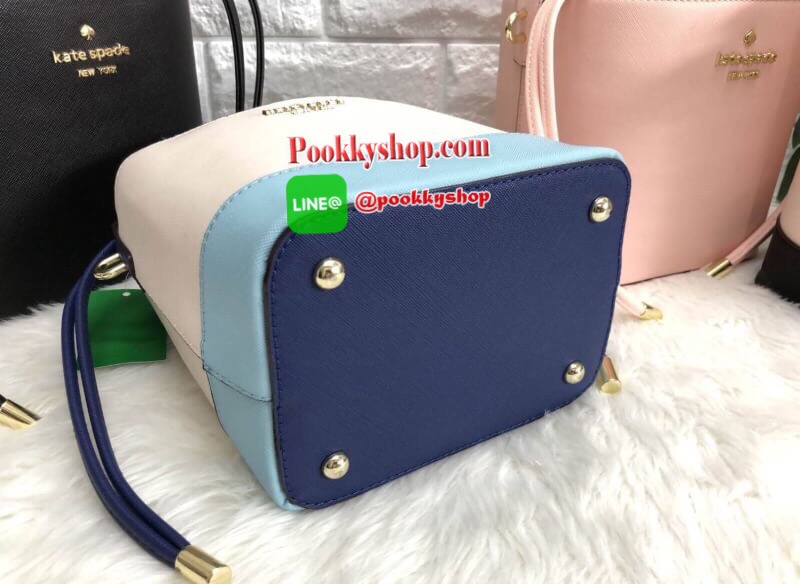 New arrival!!! Katr spade new york cameron street pippa bag 2018 พร้อมส่ง รุ่นใหม่ล่าสุดค่ะ!!! กระเป๋าวัสดุหนังซาฟเฟียโน่ ทรงถัง สามารถถือได้ สะพายข้างได้ค่ะ ด้านหน้าติดอะไหล่แบรนด์ ปากกระเป๋าเปิดปิดแบบหูรูด แบบหนังห้อยยาวลงมา หนังรูดง่ายมากค่ะ ภายในกระเป