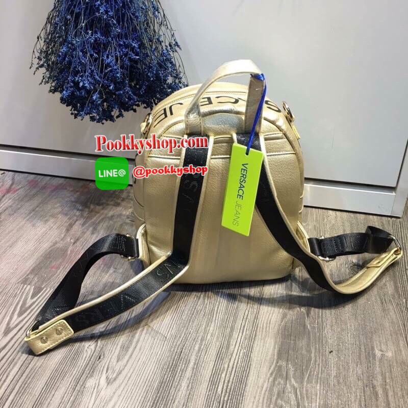 VERSACE JEANS BACKPACK BAG (VJ) กระเป๋าสะพายเป้จากแบรนด์ดัง วัสดุ PU คุณภาพดี นิ่ม ด้านในโล่งกว้าง มีช่องซิปหนึ่งช่อง ช่องเล็กใส่ของแยกเป็นสัดส่วน ด้านหน้ามีช่องซิปและช่องใส่มือถืออีกหนึ่งช่อง ซับในลายแบรนด์ รุ่นนี้สามารถสะพายได้ถึง2แบบ ราคาสุดคุ้มค่ะห้าม