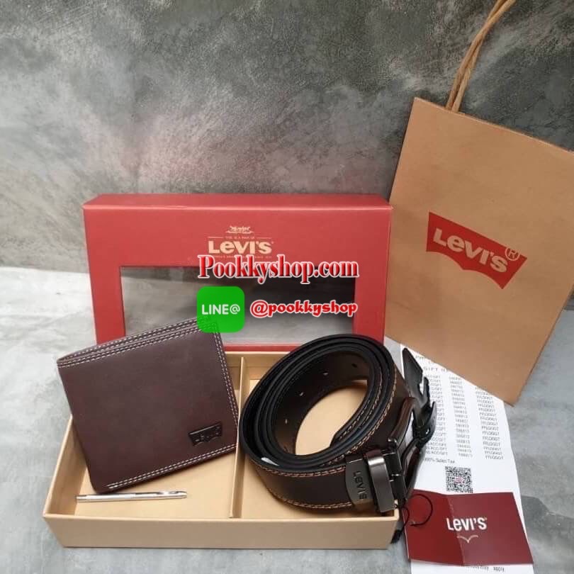 กระเป๋าสตางค์+เข็มขัด Levi's กระเป๋าด้านหน้าปั๊มโลโก้แบรนด์ด้านในมีช่องใส่บัตร และมีช่องใส่ธนบัตร 2 ช่อง มีช่องใส่เหรียญด้วย ส่วนตัวเข็มขัด Levi's หัวเข็มขัดเป็นแบบลำลอง ด้านหน้าปั๊มอักษรแบรนด์ ตัวสายสีน้ำตาลดำ ด้านหลังปั๊มชื่อแบรนด์ มีแท็กป้ายต