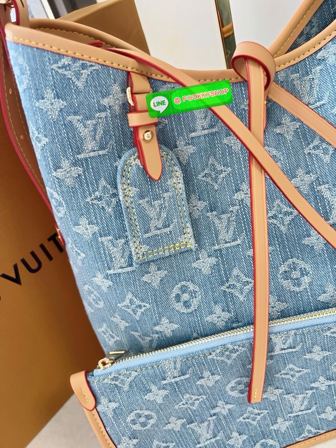 NEW ARRIVAL! ไม่ต้องตามหาแล้วจ้าา มีมาพร้อมส่งแล้ว ใหม่ล่าสุด LOUIS VUITTON CARRYALL PM DENIM BAG ((vip gift duty free ตปท)) 🔖พร้อมส่ง! สีใหม่คือสวยมากๆ วัสดุเดนิม((ยีนส์)) อย่างดี ทอลายแบรนด์นูนทั้งใบ ตัดขอบหนังแท้ค่ะ