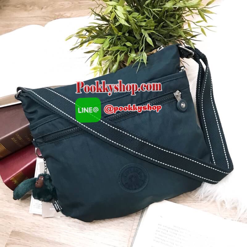 พร้อมส่งรุ่นยอดนิยม! KIPLING ART O SHOULDER BAG กระเป๋าสะพายรุ่นใหม่ล่าสุดวัสดุ Nylon+Polyester 100% เปิดปิดด้วยซิปสะดวกใช้ หัวซิปเเบรนด์ ภายในมีช่องซิป ช่องใส่มือถือและสายคล้องพวงกุญแจ ด้านหน้ามี2ช่องซิป ด้านหลังมี1ช่องซิป พร้อมสายสะพายยาวเลื่อนปรับได้จะ