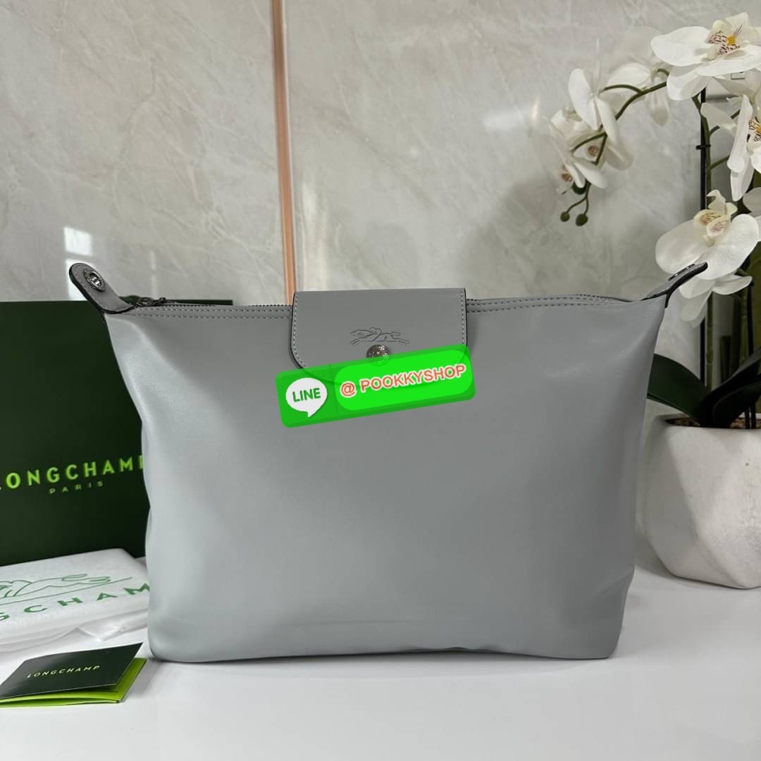 LONGCHAM LE PLIAGE XTRA Hobo bag M กระเป๋าสะพายไหล่ HOBO ออกแบบเพื่อให้ดูเรียบหรูหรา มีความสง่า รูปทรงเก๋ไก๋ วัสดุหนังแกะนิ่มมือ สายสะพายไหล่ปรับระดับได้และถอดออกถือได้ เปิด- ปิด ด้วย ซิป ภายใน ช่องโล่งกว้าง มีช่องซิปแยก ใบใหญ่สามารถใส่ของได้เยอะคะ