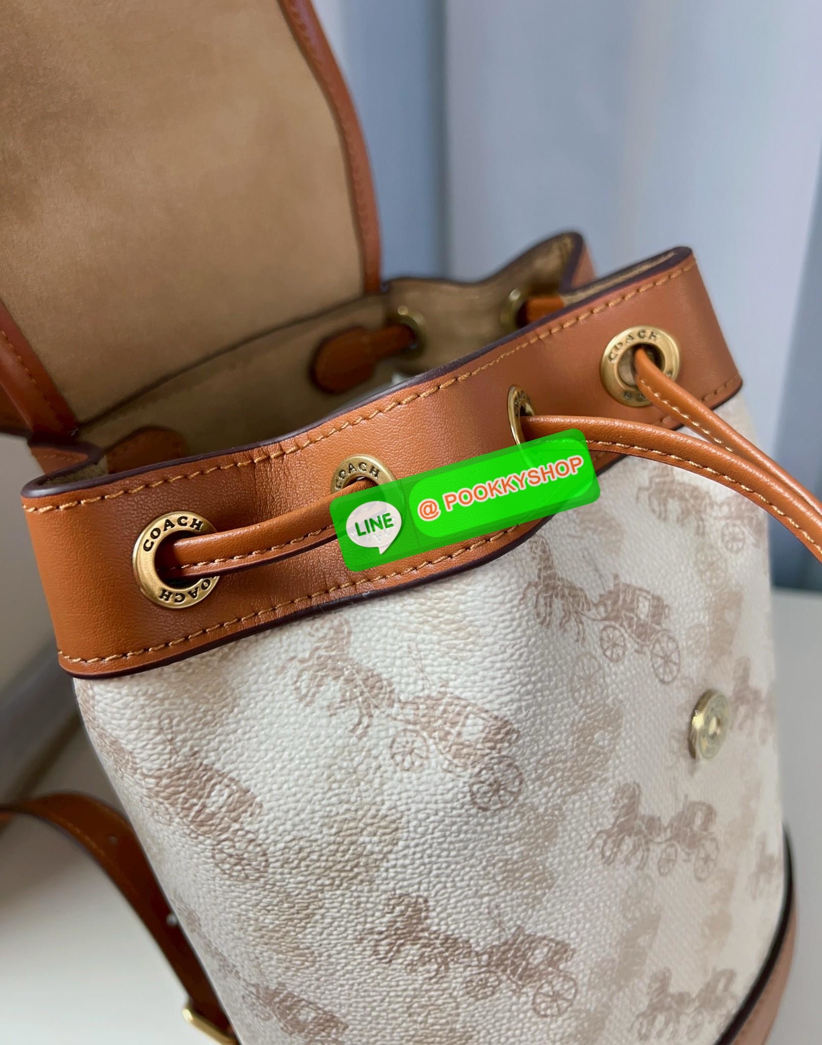 NEW ARRIVAL! **สินค้าเข้าใหม่** COACH HARPER BACKPACK WITH HORSE AND CARRIAGE PRINT ((CAM31)) 🔖พร้อมส่งใหม่ล่าสุด! กระเป๋าสะพายมีหูหจับด้านบน ที่สามารถพกพาไปไหนมาไหนได้ตลอดเวลา หนังแท้อย่างดีนิ่มสวย((หนังไม่แข็งทื่อนะคะ))ตัวกระเป๋าปริ้นท์ลายรถม้าอ