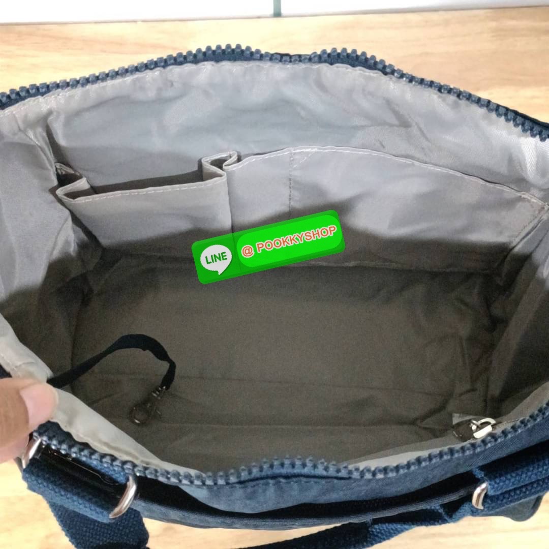 KIPLING AMIEL Medium Handbag กระเป๋าถือหรือสะพาย วัสดุ Nylon + Polyester ช่องหลักเปิด-ปิดด้วยซิป โล่ง กว้าง สามารถจุของได้เยอะ ด้านในมีช่องใส่ของทั้งซ้ายและขวา ด้านหลังมี ช่องลึกอีก 1 ช่อง พร้อมสายสะพายยาวปรับได้ free size เหมาะกับวันไปทำงาน วันสบายๆ สามา
