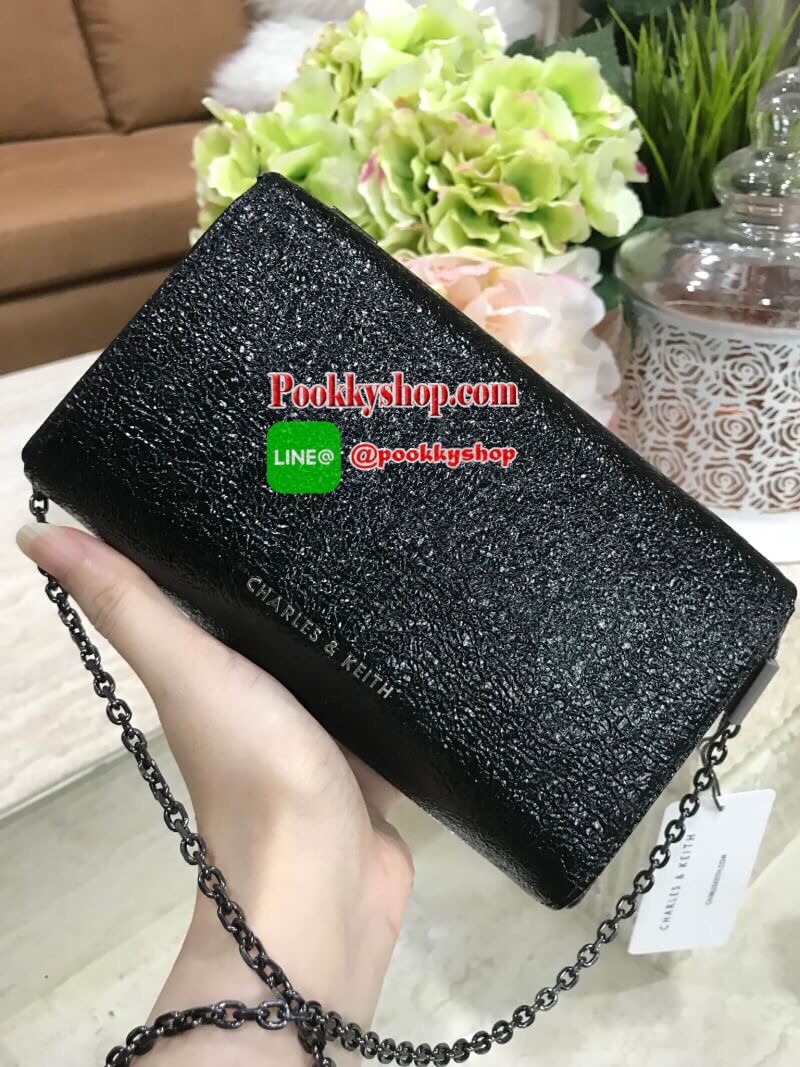 Don’t Miss! NEW! CHARLES & KEITH Embellished Turn-Lock Clutch กระเป๋าสะพายคลัชทรงกล่องรุ่นใหม่ชนช็อปวัสดุ Synthetic Leather มีเทคเจอร์สีเมทัลลิคดูมีดีเทล เปิดปิดด้วยตัวล๊อคปั้มแบรนด์ดีไซน์สวยหรู ด้านหลังประดับโลโก้ ภายในโล่งมีช่องซิปหัวซิปแบรนด์ ใส่มือถือ