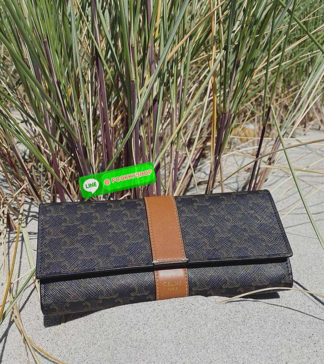 ✴️มาแล้วนะคะ! Don't Miss!✴️CELINE LONG WALLET BAG VIP GIFT WITH PURCHASE-GWP กระเป๋าพรีเมี่ยมกิ๊ฟ Limited จาก CELINE HAUTE PARFUME DUTYFREE COUNTER วัสดุ Triomphe Canvas หนังสวยอยู่ทรงปั้มโลโก้ด้านหน้าเปิดปิดฝาปิดกระดุม ภายในมีช่องใส่บั
