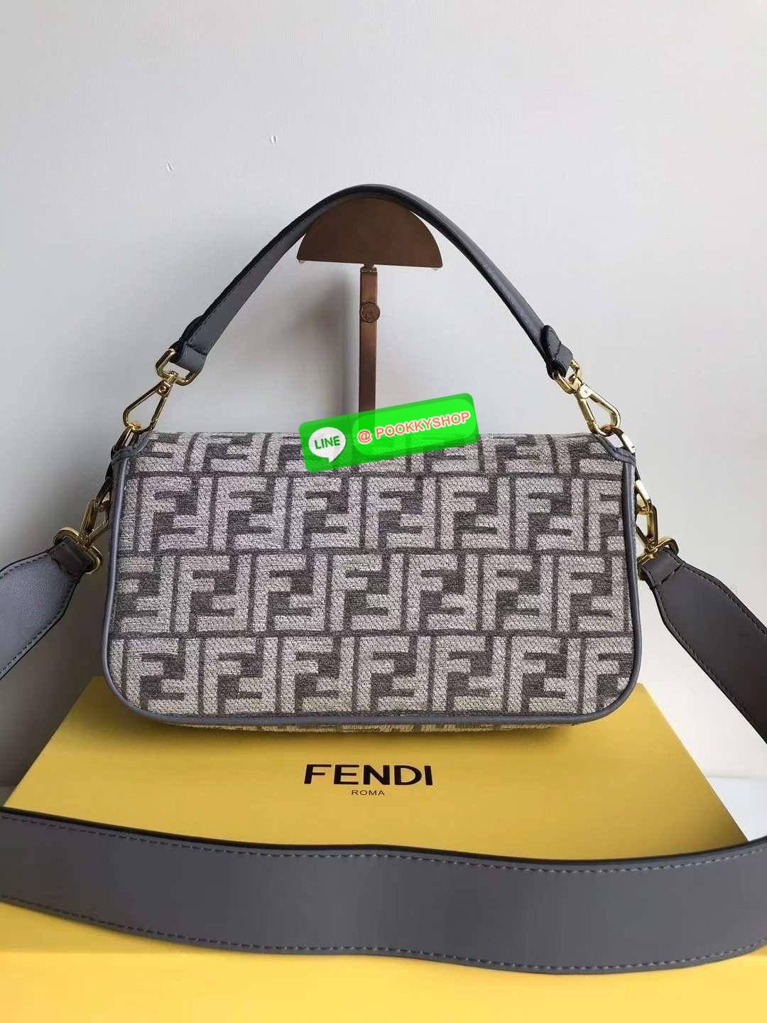 New Arrivals!!! Fendi Baguette Dark Gray FF Tapestry Fabric Bag กระเป๋าทรง Baguette ขนาดกลาง วัสดุผ้าเซนิล พร้อมลวดลาย FF สีเทาเข้ม ปิดท้ายด้วยรายละเอียดหนังแบบทูโทนและประดับด้วยตัวล็อค FF โดดเด่นด้วยฝาปิดด้านหน้าตัวล็อคแม่เหล็กช่องด้านในบุด้วยผ้าหนังกลับ