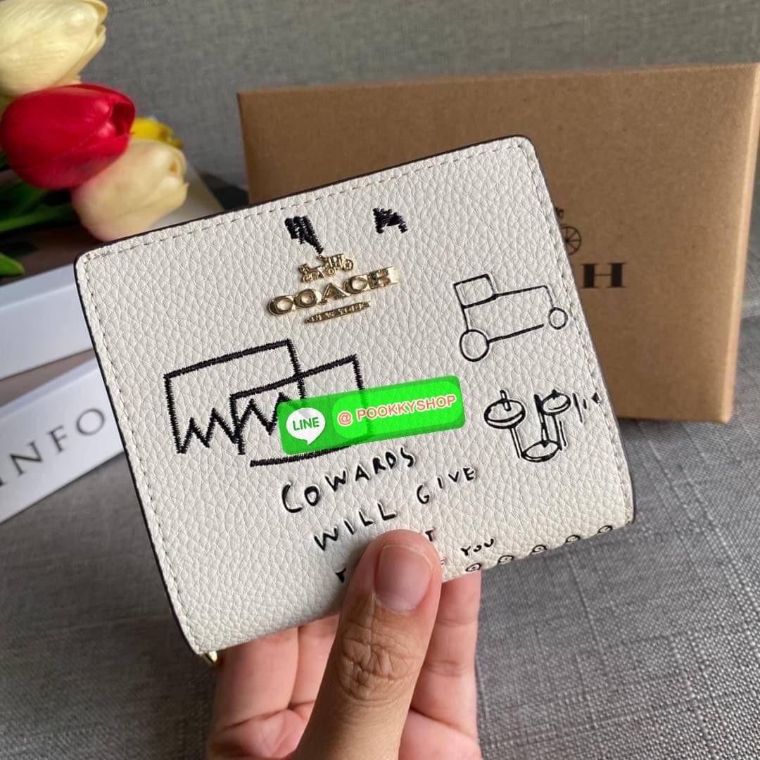 COACH X JEAN MICHEL BASQUIAT SNAP WALLET (COACH C5614) 🛍กระเป๋าสตางค์ใบเล็ก พกพาสะดวก วัสดุหนังแท้ ทนทาน เปิด-ปิดด้วยกระดุม ภายในมีช่องใส่บัตร ใส่ธนบัตรได้ทุกชนิด พร้อมช่องซิปแยกใส่เหรียญคะ