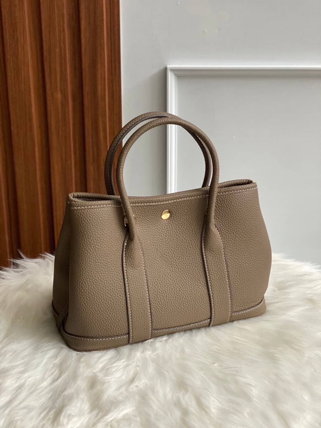 Restock อีกครั้ง รุ่น GD 30 cm หนัง PU premium Soft togo หนังนุ่ม สวยมากก จุของได้เยอะสุดๆ ภาพในสวยหรูบุเป็นผ้า Canvas ประกบฐานด้วย PU premium งานคัตติ้งสวยมาก มาพร้อมกับเซตกระเป๋าผ้า Canvas อีก 1 ใบ และสายสะพาย 2 เส้น คุ้มมสุดด