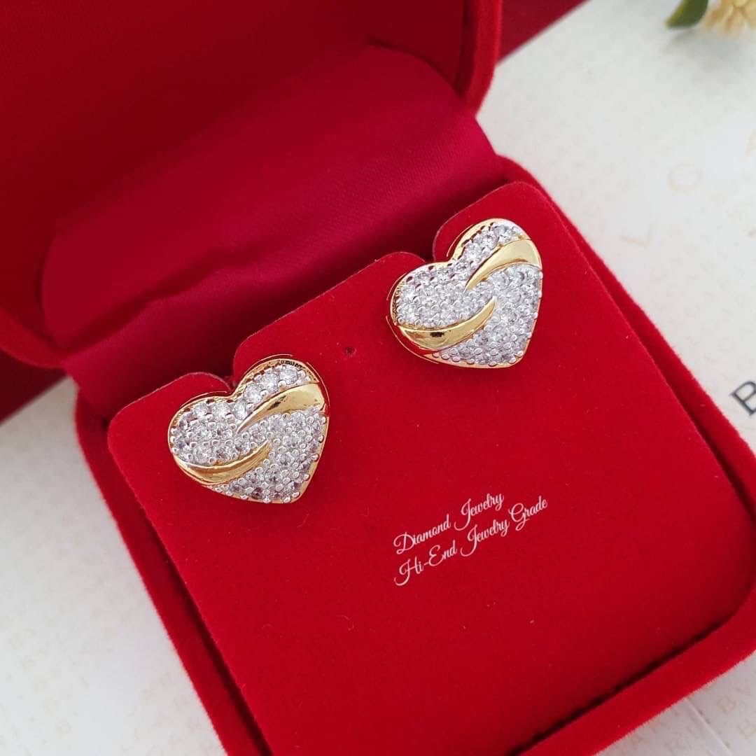 New Arrival !!! ต่างหูหัวใจเพชรสวิสแท้ เพชรคัดเกรดอย่างดีค่ะ งานอย่างดีค่ะ รับประกันคุณภาพเลยค่ะ รุ่นนี้ดีไซส์สวย ใช้แม่พิมจากร้านเพชรเลยคะ งานสวยมากกกก ใส่ออกมาน่ารักจิงๆ แม่ค้าแนะนำอย่างแรงค่ะ เพชรสวยวิ้งวาวมากกกกกๆๆๆค่ะ งานชุบ 5 ไมครอน งานดีจิงๆค่ะ ไม่