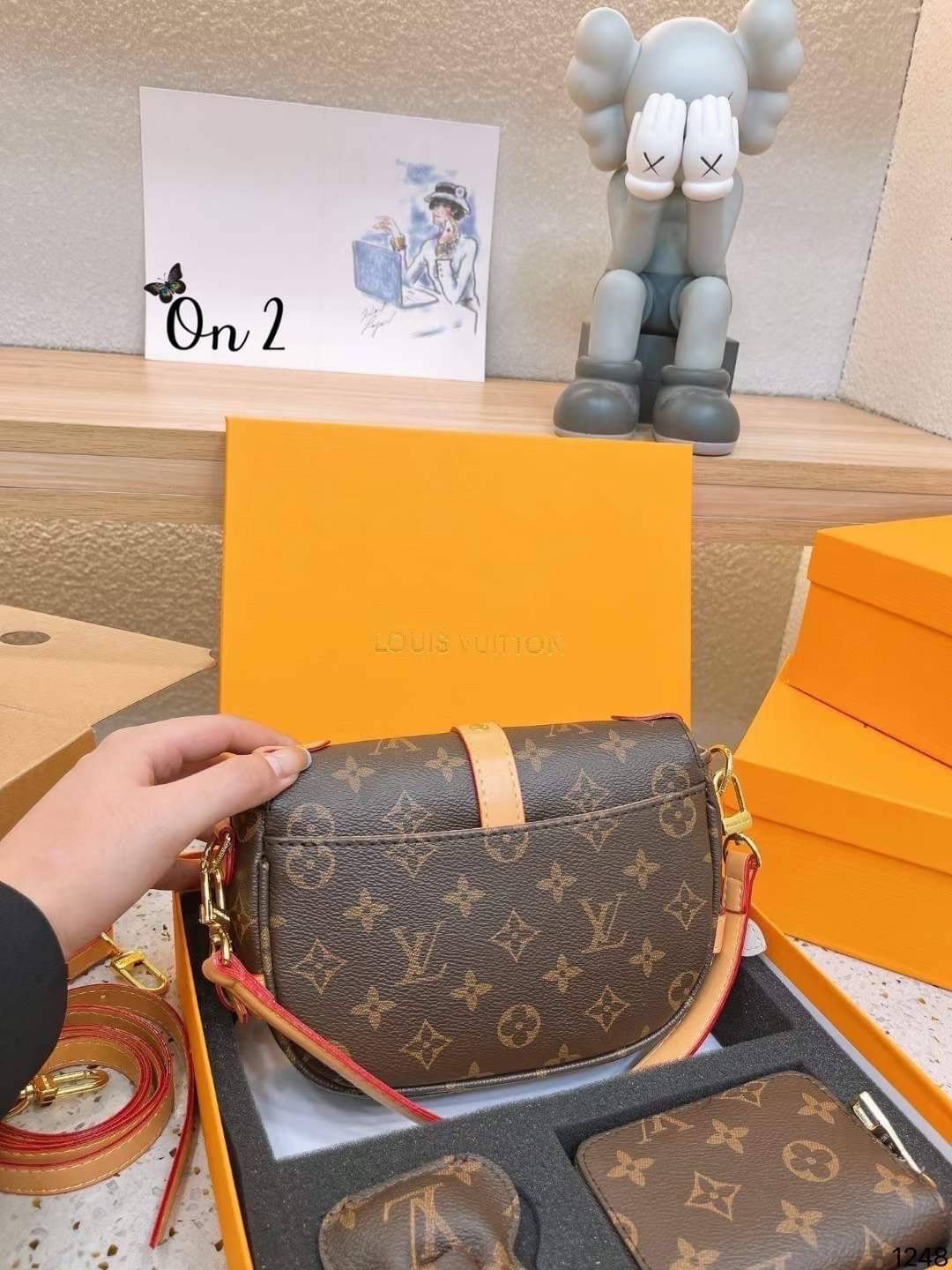 Louis Vuitton กระเป๋าLV set 3ชิ้นคุ้มมากๆ รุ่น Saumur BBกำลังได้รับความนิยมและตามหาได้แรงบันดาลใจจากกระเป๋าถือรุ่น มาพร้อมสาย2 เส้นสำหรับสะพายไหล่สั้นและสายที่ปรับระดับและถอดออกได้เช่นกันสวยเรียบหรูตามแบบฉบับสาวกLV ต้องห้ามพลาดรุ่นนี้นะคะ