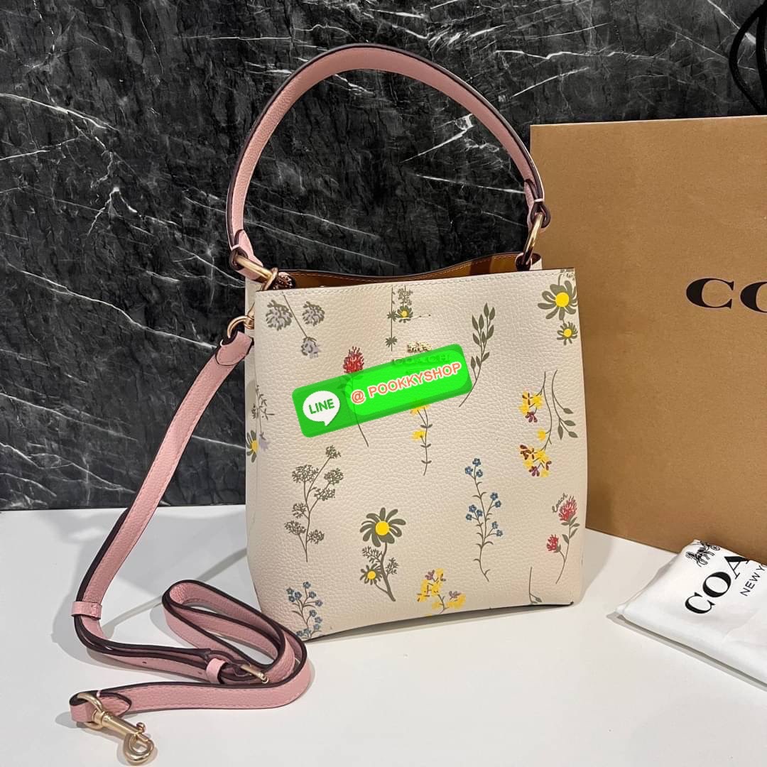 COACH C3598 SMALL TOWN BUCKET WITH SPACED WILDFLOWER PRINT มีความน่ารักละมุนมาก กระเป๋าทรงบัคเก็ต ดีไซน์ดอกไม้คละรอบใบ วัสดุหนังแท้ปากกระเป๋าเปิด-ปิดด้วยกระดุมแม่เหล็ก 2 มีหูจับในตัวและสายสะพายข้าง ภายในโล่งกว้าง มีช่องซิปแยกสัดส่วนตรงกลาง สายสะพายปรับระด