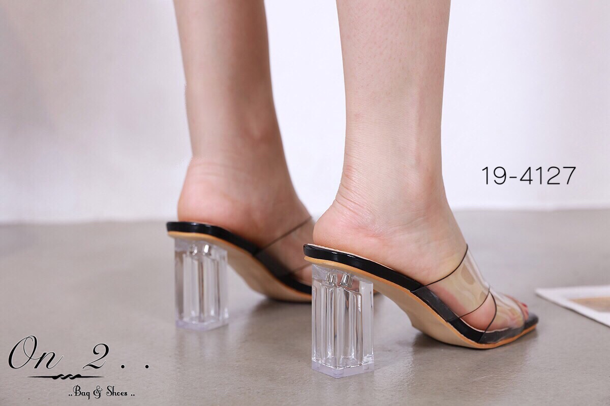 ส้นแก้วใสๆ สไตล์ alexander wang pvc สวยเบอร์แรงบอกเลยคู่นี้หน้าซิลิโคนนิ่มแต่งไขว้ใส่สวยไม่บาดเท้า ส้นเป็นอะคริลิกดูดีดูเป๊ะมากกกก มี 4 สีคะ