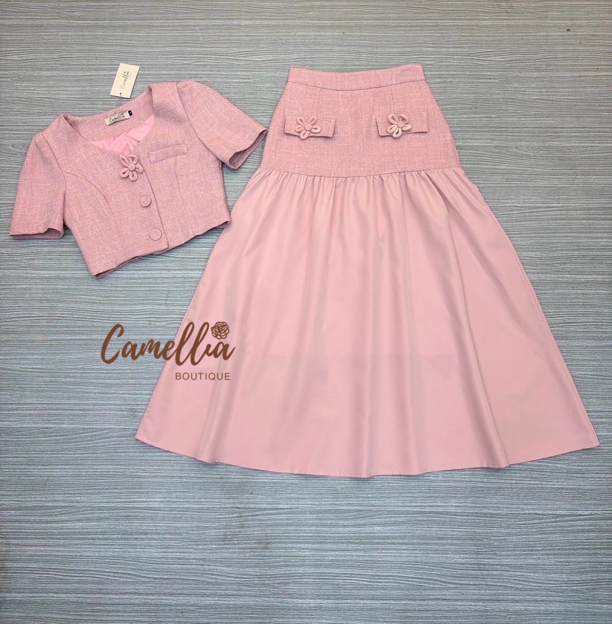 ชุดเซทแฟชั่น ชุดSet เสื้ิอแขนสั้นแต่งดอกไม้ที่หน้าอก มาคู่กับกระโปรงเอวสูง แต่งดอกไม้เข้ากันทั้งชุด