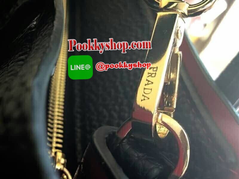 จากแบรนด์ PRADA กระเป๋าหนังลายลิ้นจี่ เคลือบกันน้ำและกันรอยขูดขีด ดูแลง่าย ป้องกันรอยขูดขีดได้ดี ปรับขยายข้างได้ เปิดปิดด้วยซิป ใบนี้มีสายยาวให้คะ เลิศมาก สะพายเป็น shoulder bag ได้เลย ขนาดกำลังดีตัวกระเป๋าไม่หนักมาก ใส่ ipad ของใช้จุกจิกได้หมด จุของได้เย