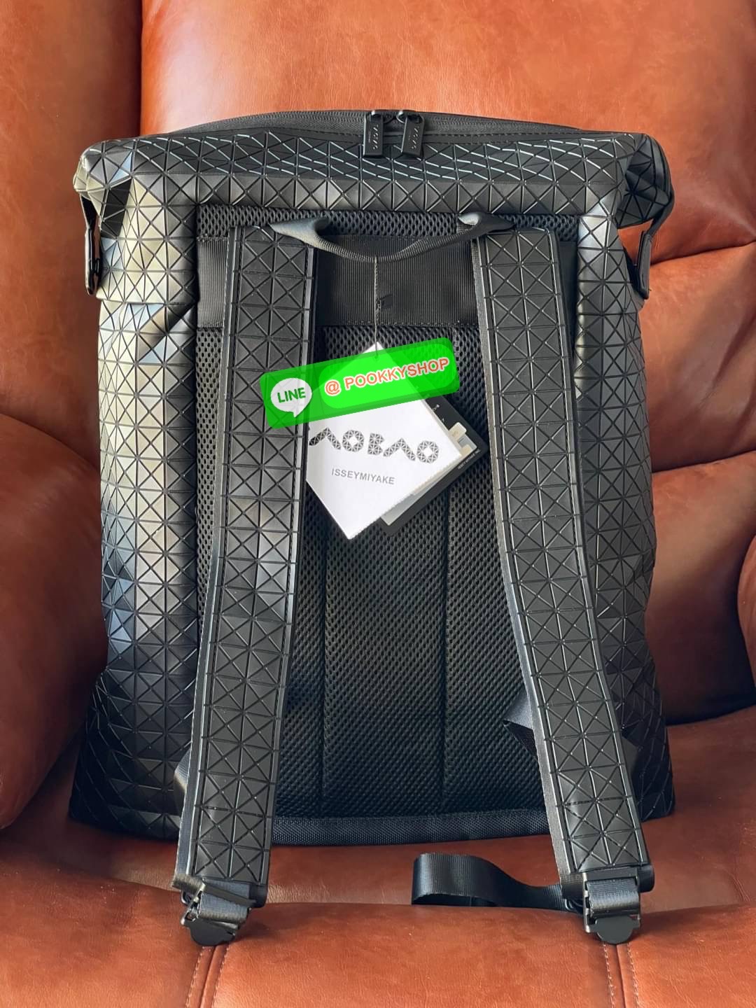 BAO BAO ISSEY MIYAKE LARGE BACKPACK ผู้ที่มักใช้งานกระเป๋าเป้ในชีวิตประจำวัน ส่วนมากจะอยู่ในวัยนักเรียน-นักศึกษาหรือวัยทำงาน ซึ่งรุ่นนี้ตอบโจทย์การใช้งานได้เป็นอย่างดี เป็นเป้ที่มีช่องสำหรับใส่สัมภาระประมาณหนึ่ง เพื่อให้สามารถจัดเก็บสิ่งของได้อย่างเป็นระเ