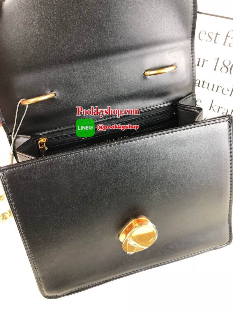 New! สินค้าพร้อมส่งค่า CHARLES & KEITH METAL DETAIL FRONT FLAP BAG กระเป๋าสะพายรุ่นใหม่ชนช็อป วัสดุหนังเรียบ แต่งดีเทลเก๋ไก๋ ที่โซ่สะพายยาวจะเป็นโซ่ใหญ่และเล็กต่างสีกัน เปิดปิดด้วยตัวล็อก ด้านในเป็นช่องกว้าง มีช่องซิป 1 ช่อง ใส่ของจุกจิก iphone plus ได้ ส
