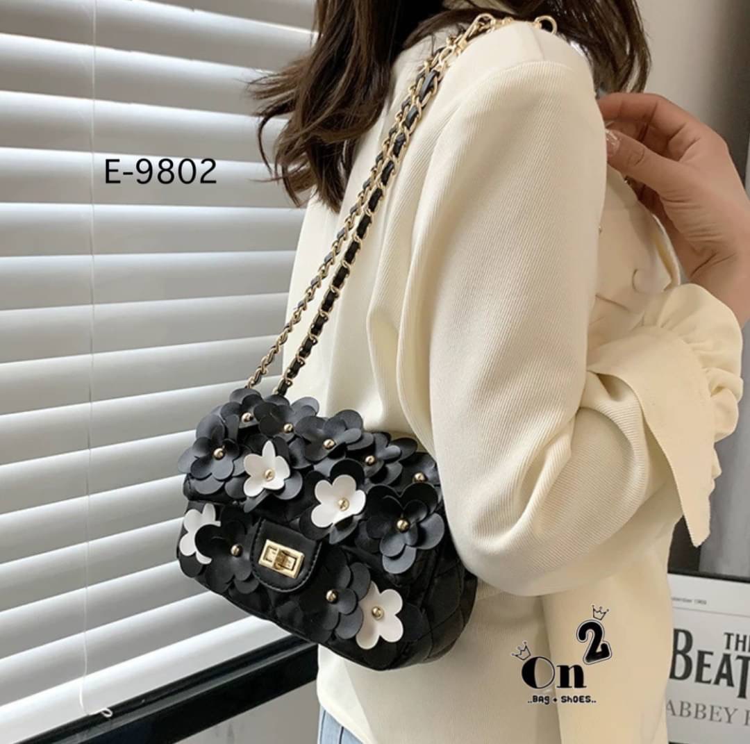 กระเป๋าสะพายชาแนล ทรงคลาสสิคเปิดหน้า แต่งดอกไม้รอบใบเพิ่มความ cute ไปอีก สายสะพายยาวครอสบอดี้ได้ค่ะ พร้อมส่ง 6 สีค่ะ