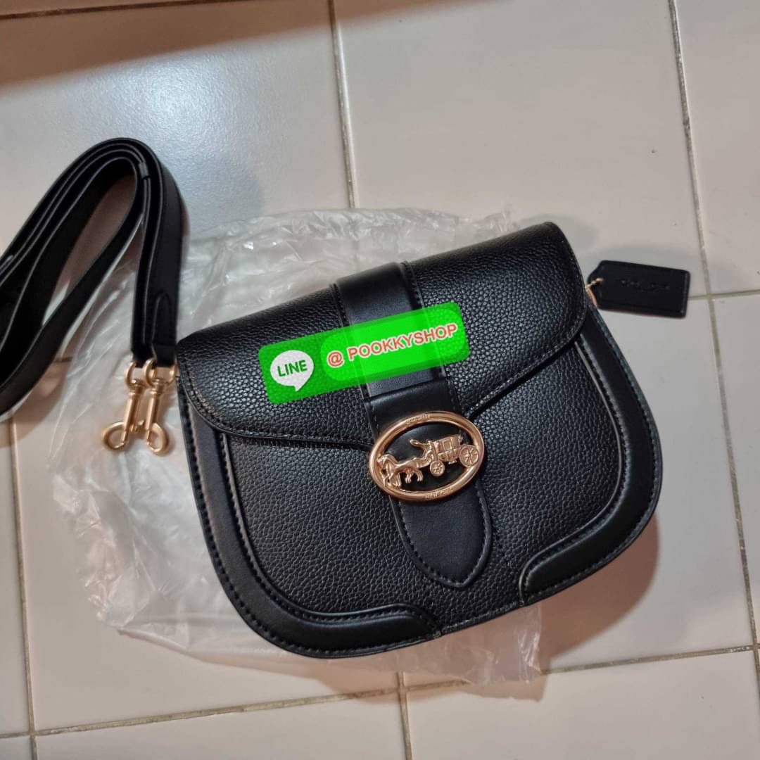 COACH C3593 GEORGIE SADDLE BAG IN COLORBLOCK SIGNATURE CANVAS WITH RIVETS ยกระดับความหรูให้กับตัวเองกันหน่อย ด้วยกระเป๋ารุ่นนี้!! ครอสบอดี้ที่ดีไซน์หรู อัพเลเวล ในราคาที่จับต้องได้ วัสดุหนังแคนวาสเคลือบสลับหนังเรียบ พิเศษไปอีกตกแต่งขอบด้วยหมุด เพิ่มดีเทลก