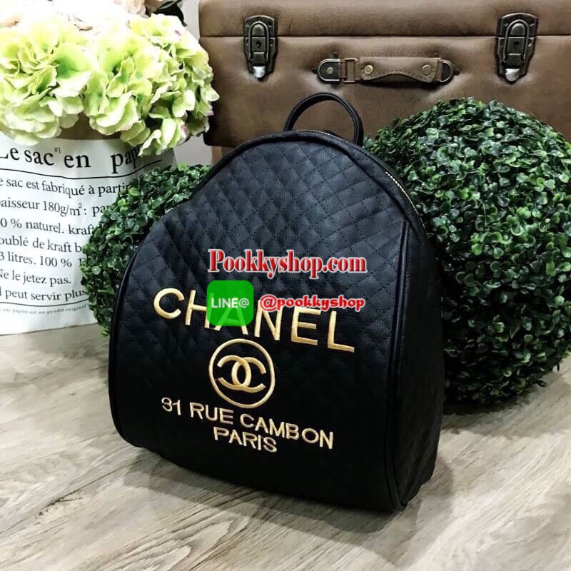 พร้อมส่งไอเท็มขายดี! NEW ARRIVAL! Chanel Backpack VIP Gift With Purchase (GWP) กระเป๋าสะพายเป้ Limited Edition พรีเมี่ยมกิ้ฟจาก Chanel Perfume Counter ขนาดใหญ่กำลังดี น้ำหนักเบา วัสดุหนังลายตารางด้านหน้าปักโลโก้แบรนด์หรู เปิดปิดด้วยซิปสะดวกใช้ หัวซิปแบรนด