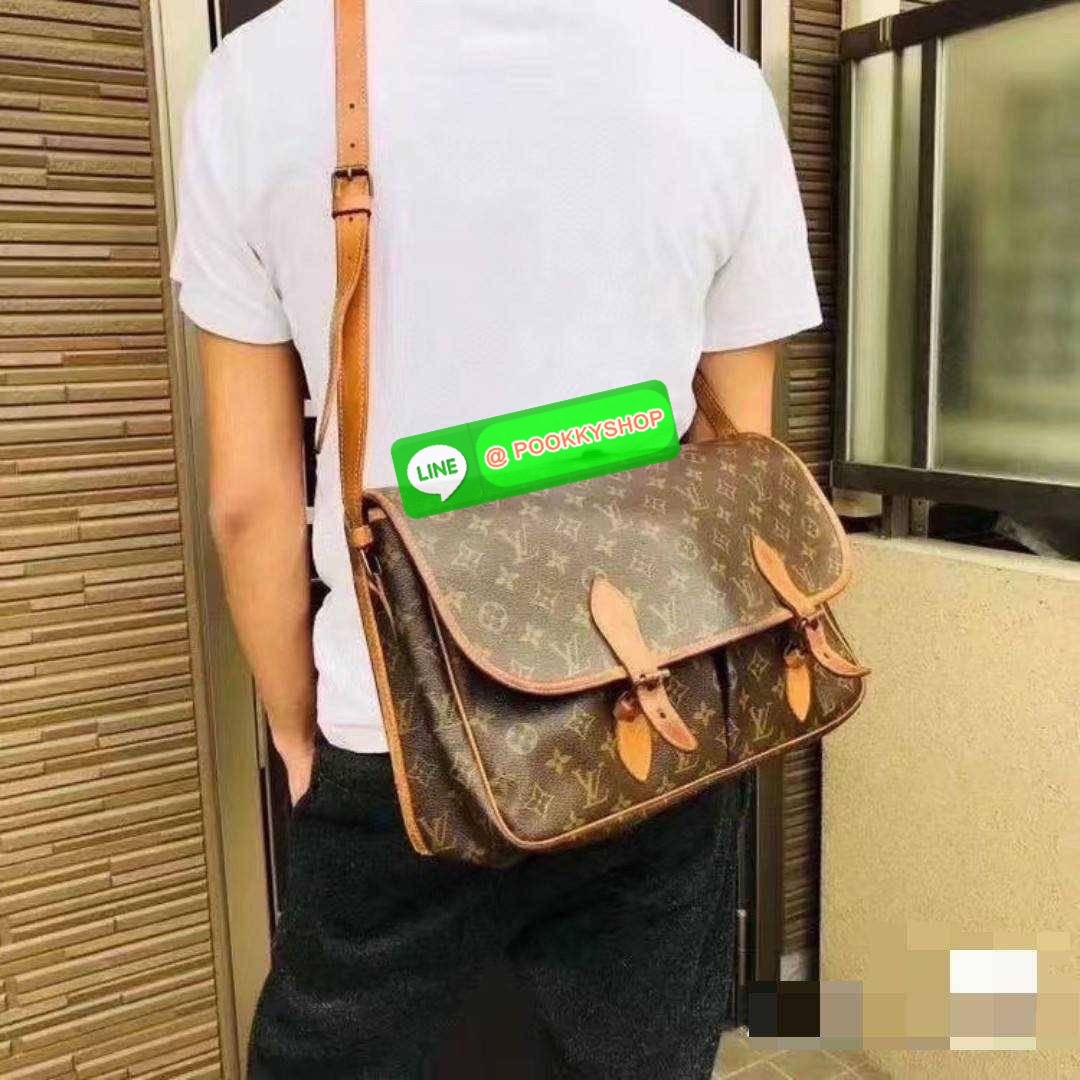 LV GIBECIERE CROSSBODY BAG กระเป๋าสะพายข้างใบใหญ่ ทรงแมสเซนเจอร์ เอาใจหนุ่มๆ ดีไซน์วินเทจ ย้อนยุค คลาสสิคไม่มีเบื่อ วัสดุหนังแคนวาส ทนทาน เปิด-ปิดด้วยสายคาดปรับระดับได้ ภายในมีช่องแบ่งเป็นสัดส่วนอย่างดี มีช่องซิป สายสะพายปรับได้ตามชอบ ใส่ของได้เลยแบบจุใจ